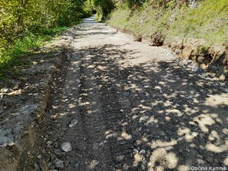 Asfaltiranje makadamskih cestišč (1)